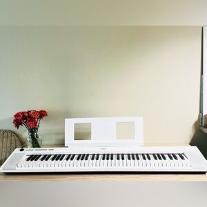 Yamaha Piaggero NP-12 Digital Keyboard (61 Keys, White)